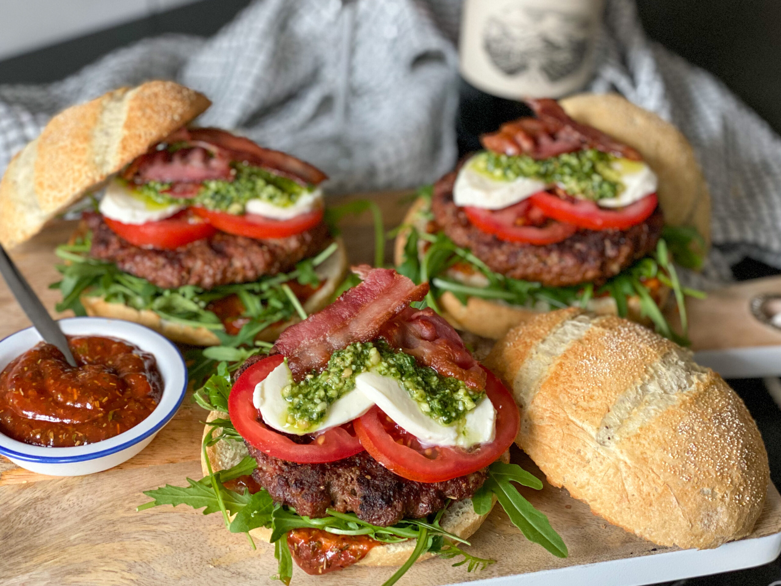 Italiaanse hamburger met pesto, kruidige ketchup en mozzarella