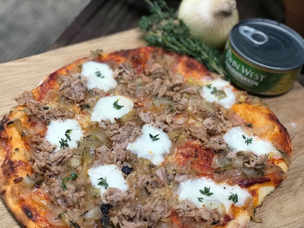 pizza met tonijn, gekaremeliseerde ui, tijm en zelfgemaakte pizzasaus