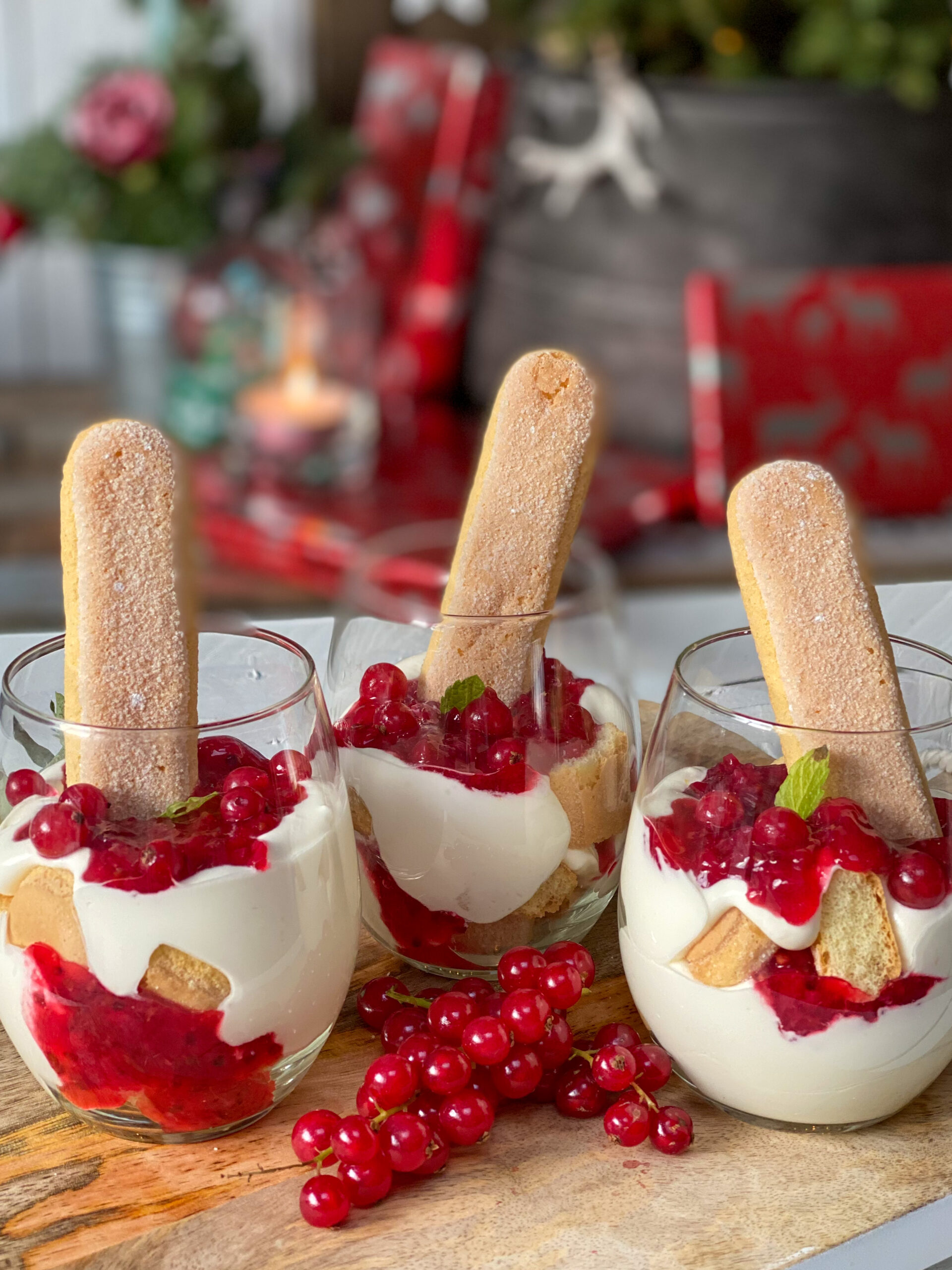 trifle met aalbessen compote en lange vingers