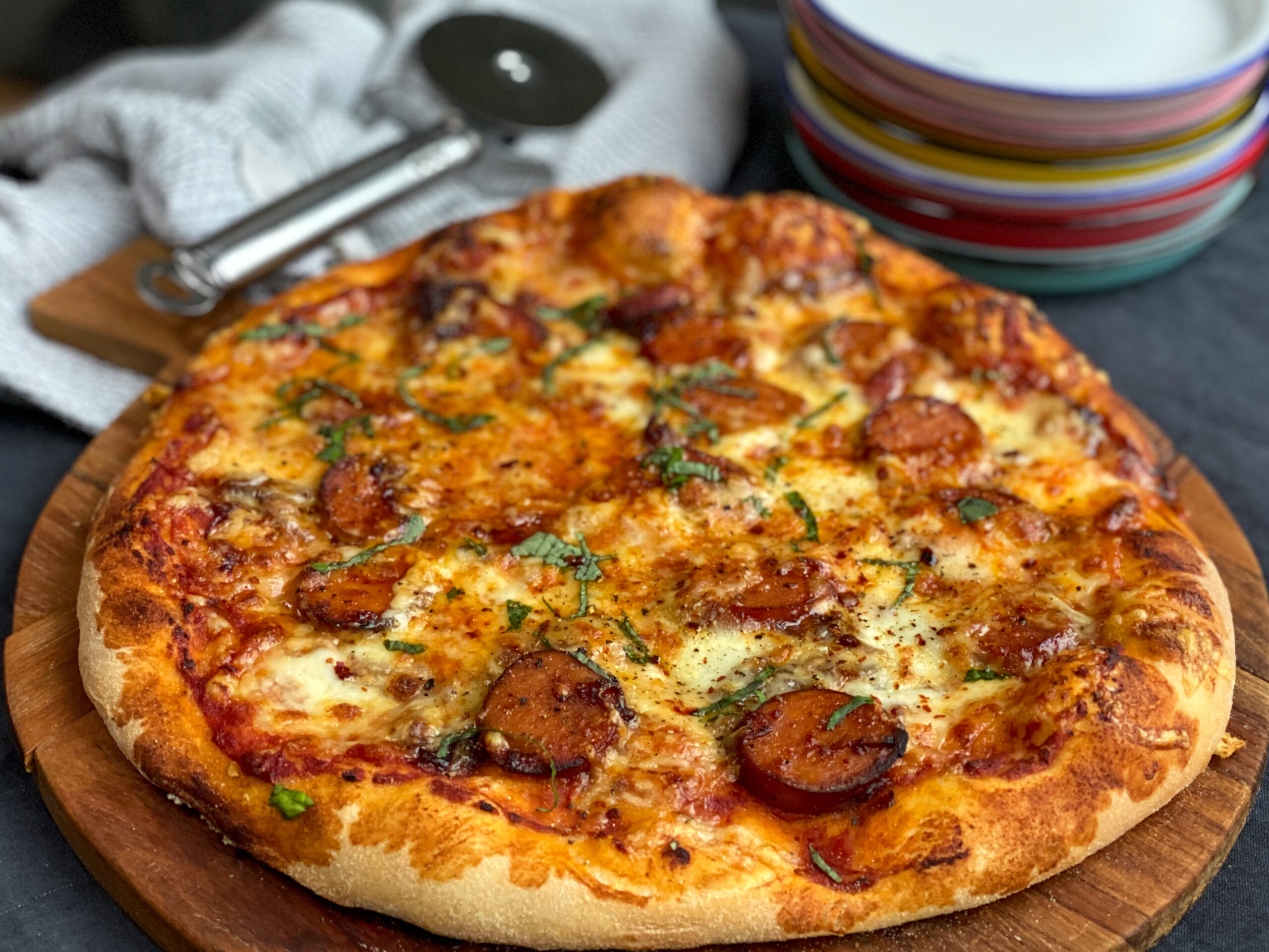 pizza met pittige rookworst