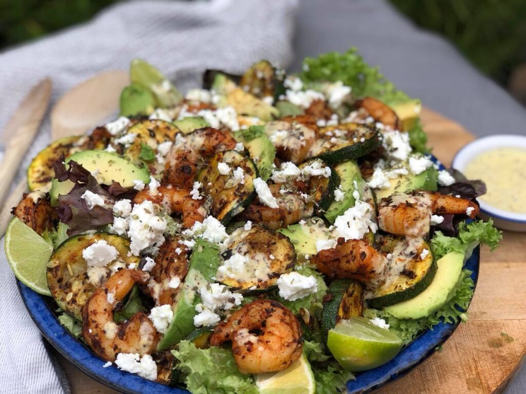 7 zomerse salade recepten salade met gegrilde gamba's en courgette