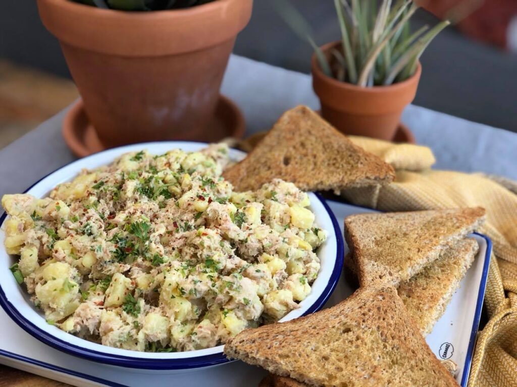 aardappelsalade met tonijn, citroen en zwarte peper