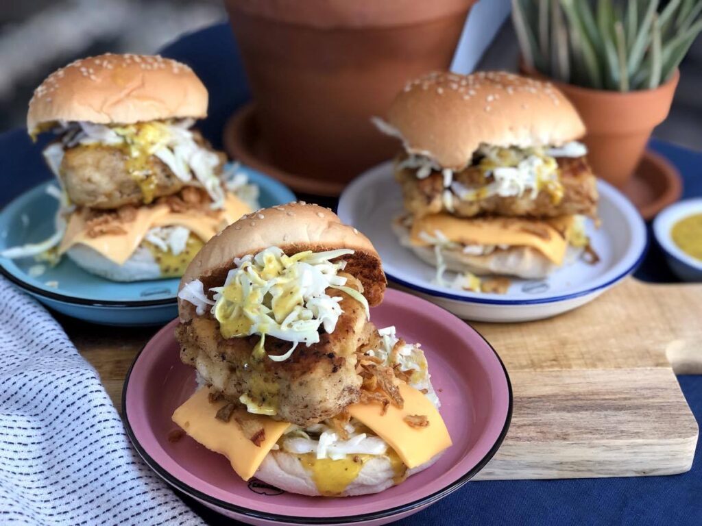krokante kipburger met honing mosterdaus nagemaakt van de McDonald's