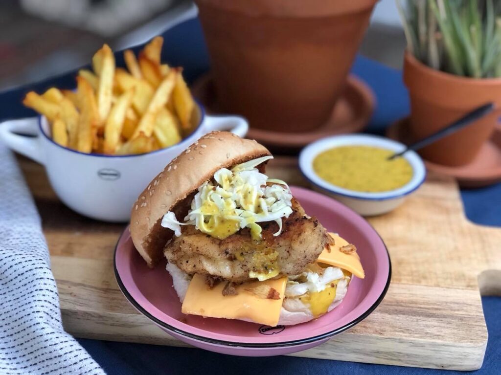 krokante kipburger met honing mosterdsaus