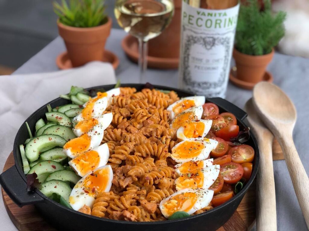 pastasalade met spekjes, ei, tomaat en komkommer.