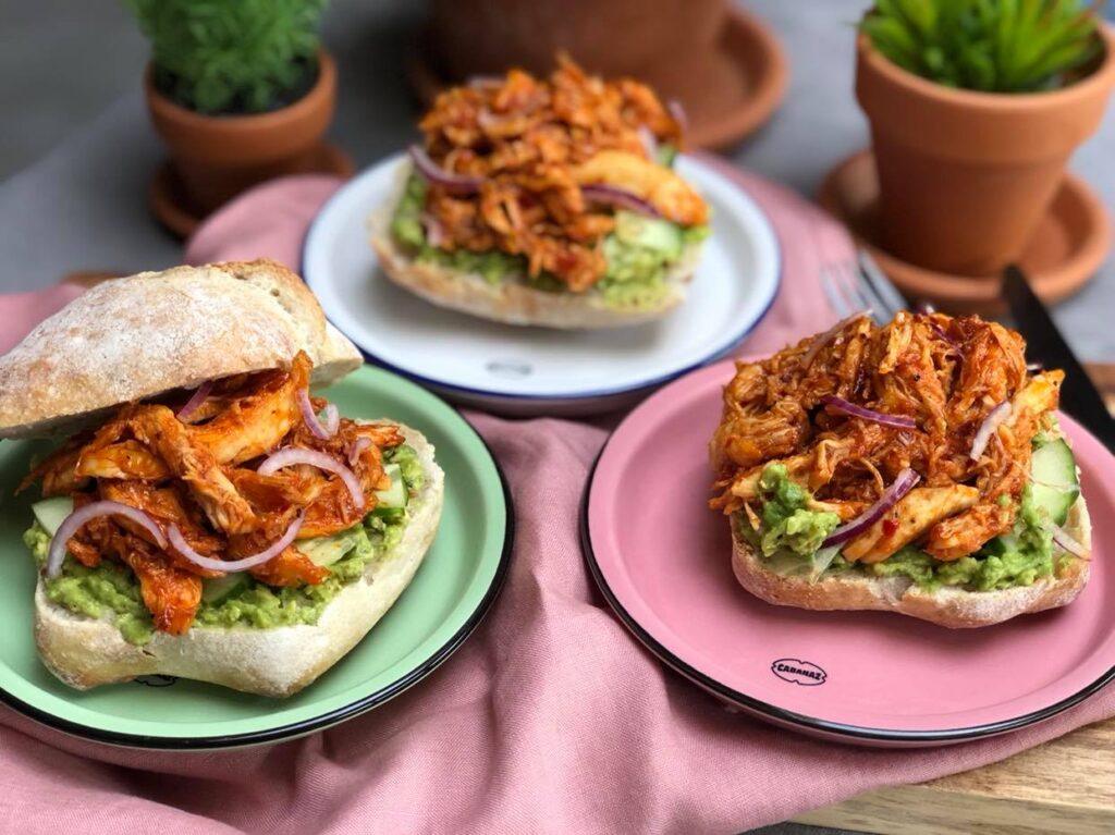 broodje pulled chicken met avocado, komkommer en rode ui
