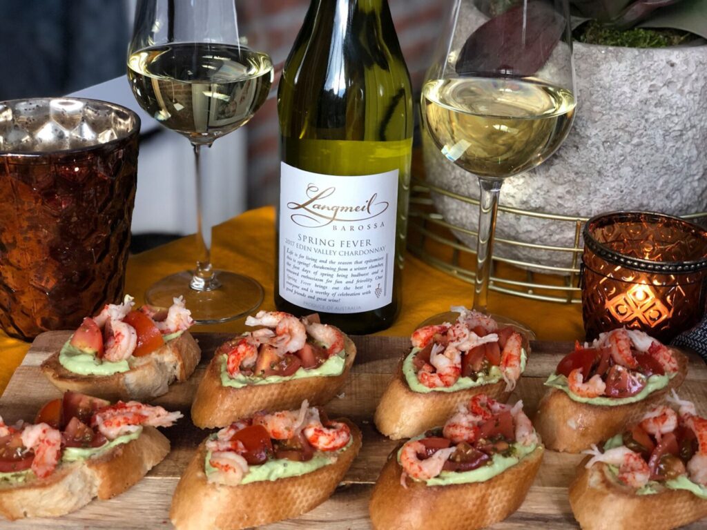 Bruschetta met avocadomousse, rivierkreeftjes en gemarineerde tomaatjes.
