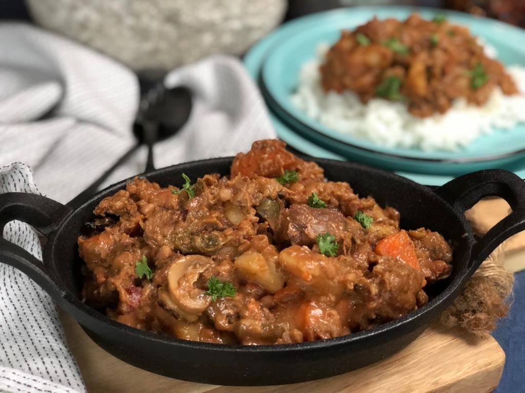 Zuid Afrikaanse stoof met varkenswangen, wortel en rode wijn genaamd Potjie Kos