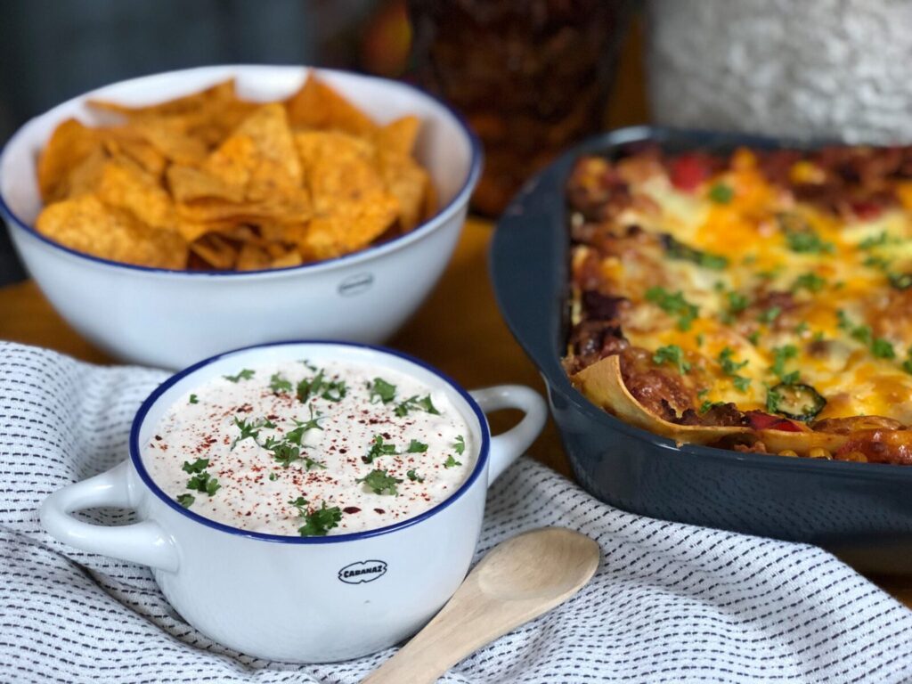 Mexicaanse dipsaus met crème fraîche in schaaltje