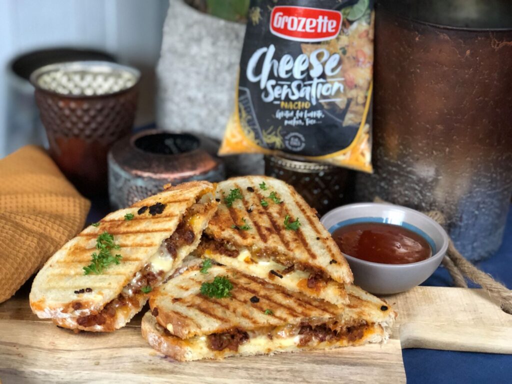vlamtosti zelf maken met pittig gehakt en kaas.