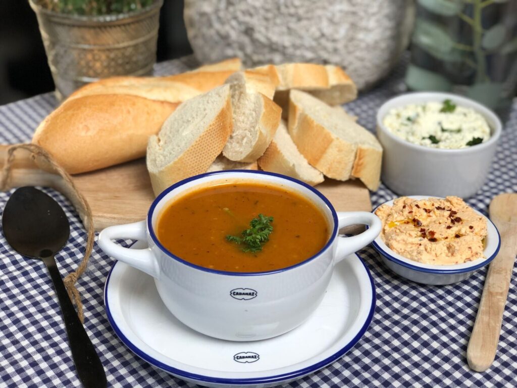 geroosterde pompoensoep met tomaat, lekker met stokbrood.
