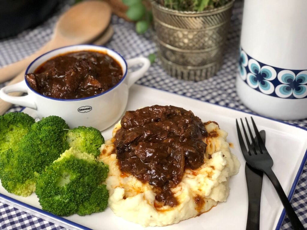 pittige hachee met aardappelpuree en broccoli