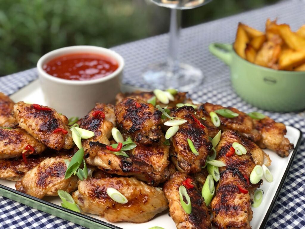 gegrilde sweet chili kippenvleugels met rode peper en bosui