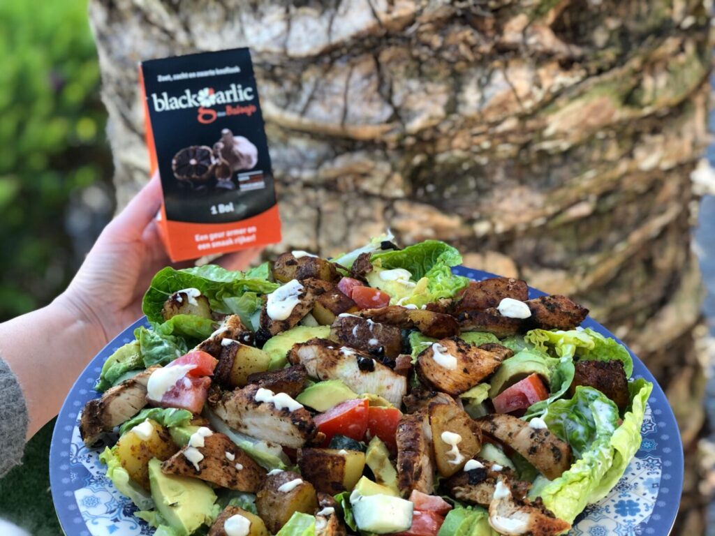 recept zomer salade met kip, zwarte knoflook, gebakken aardappeltjes, avocado en een frisse dressing. 