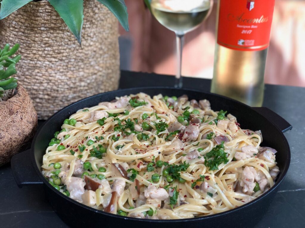 recept romige kip met pasta, aubergine en doperwten
