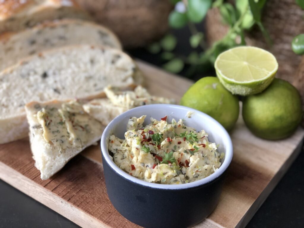 recept zelf kruidenboter maken met roomboter, limoen en knoflook en gedroogde oregano.