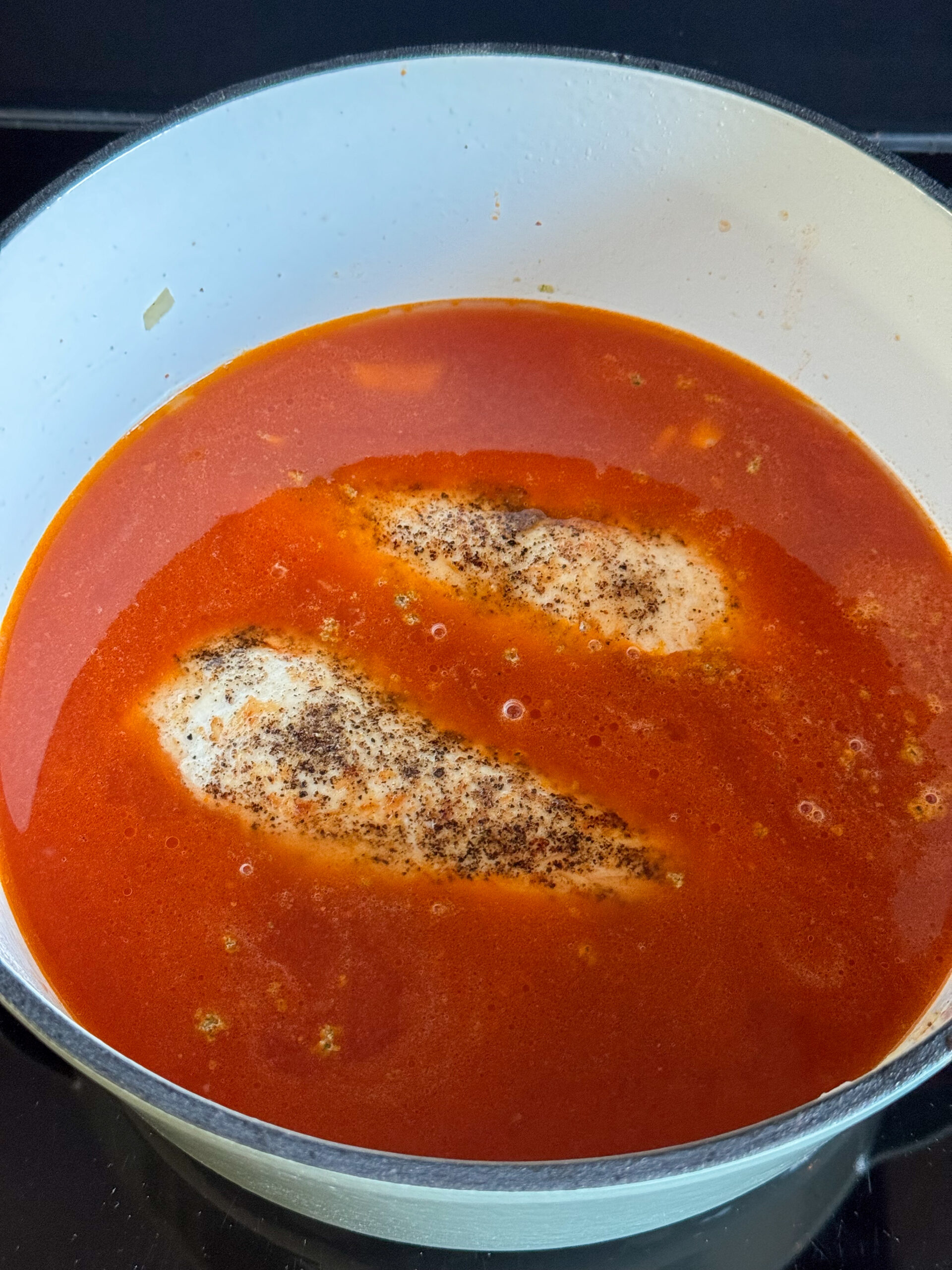 Kipfilets garen in bouillon met tomatensap
