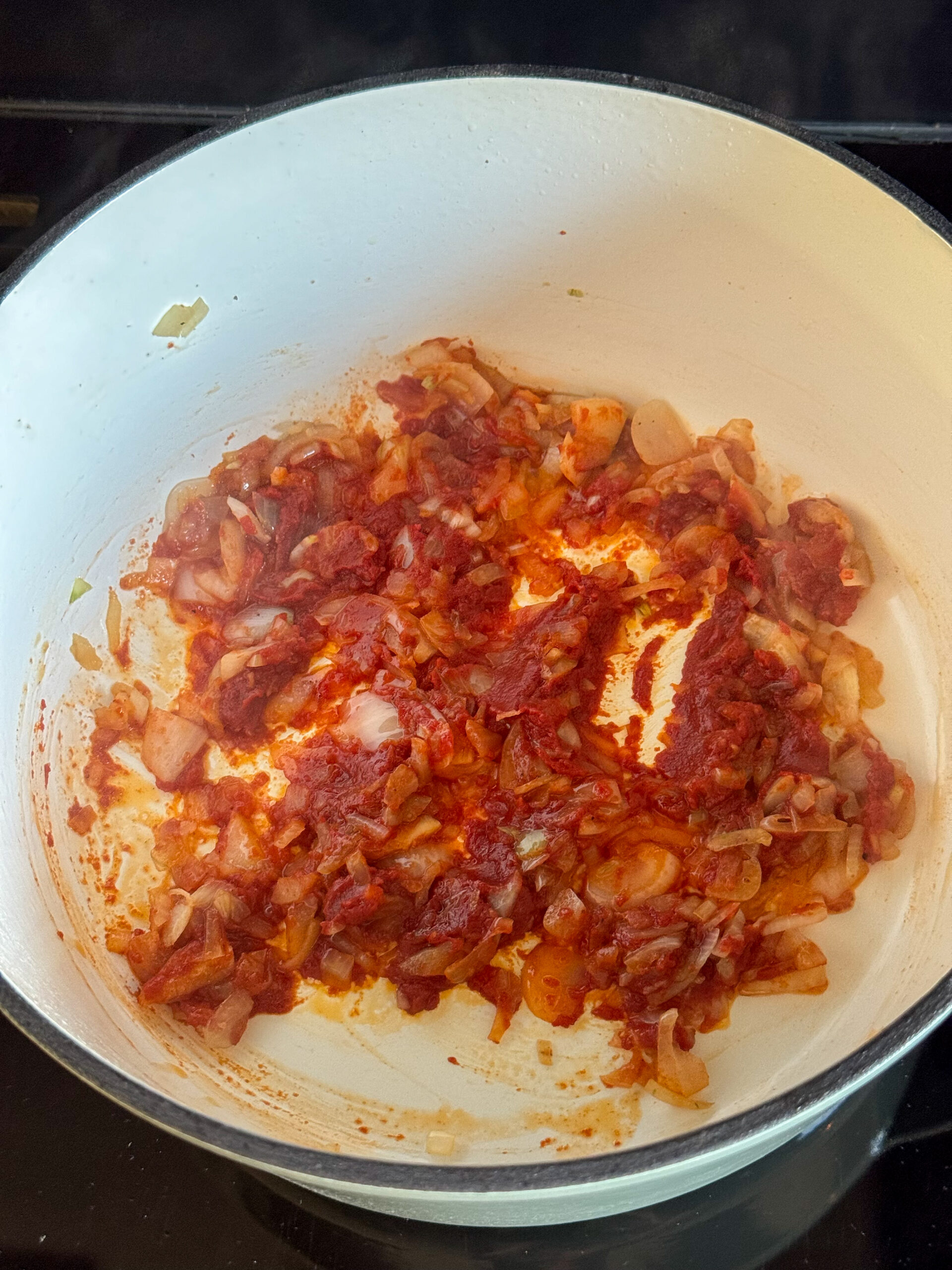 Gebakken ui met tomatenpuree