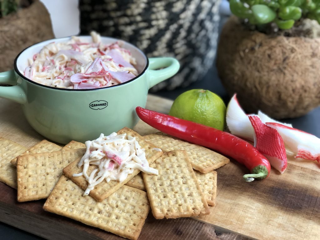 krabsalade gemaakt met surimi