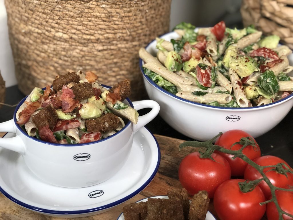 volkoren pastasalade met spek en avocado