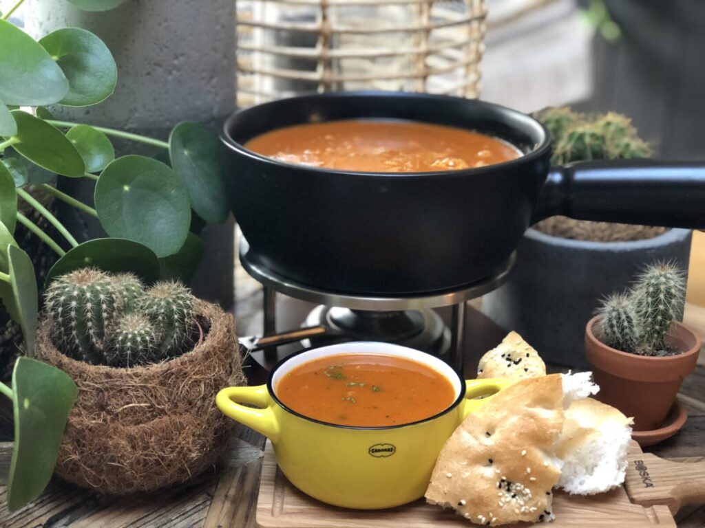 recept puntpaprika soep met tomaat. pittig en zoet tegelijkertijd. 