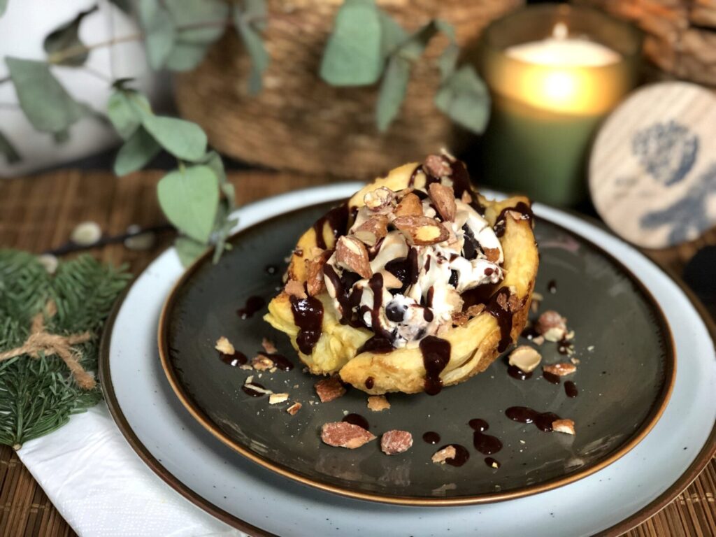 simpel Kerstdessert een gesuikerd bladerdeegbakje met ijs, chocoladesaus, salted caramel en noten