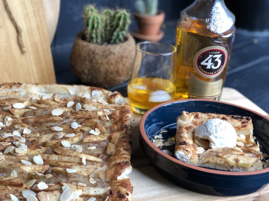 recept plaattaart met appel peer amandelspijs en Licor 43 op bladerdeeg