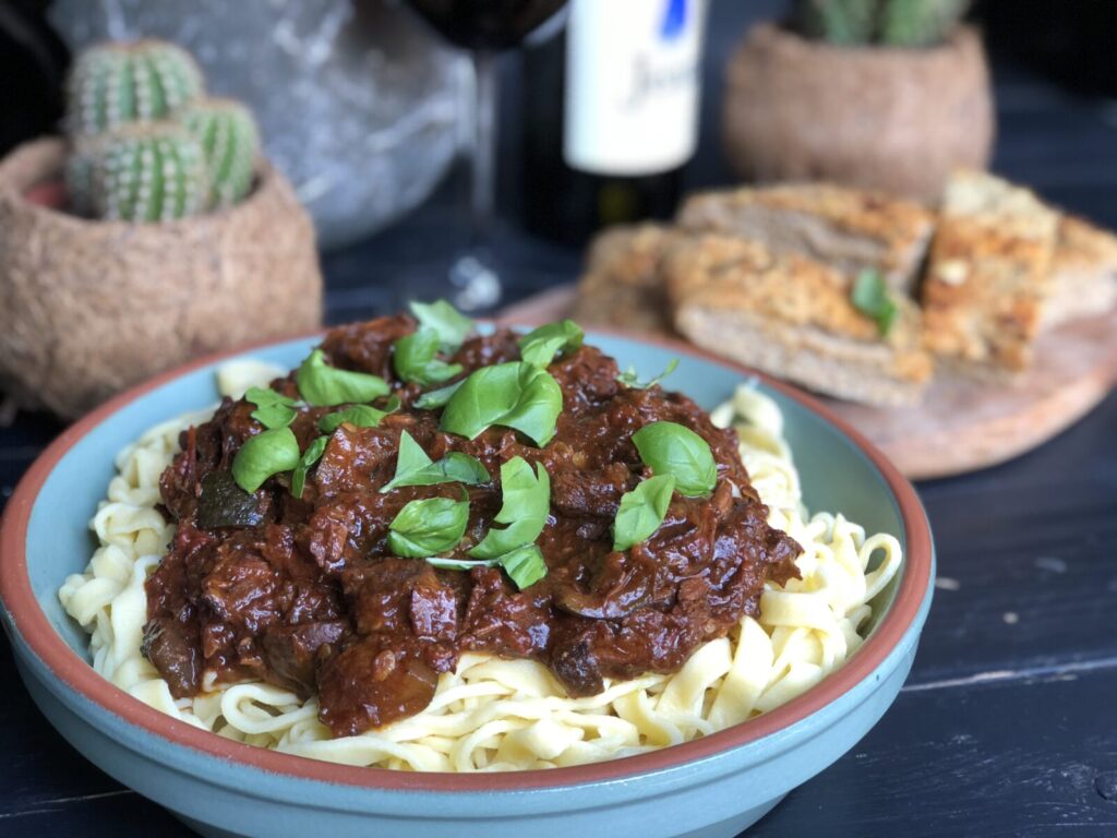 Italiaanse stoofpot met sukade, rode wijn en tomaten.