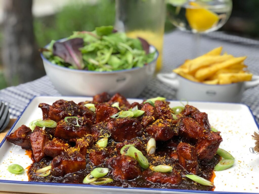 kip in cola met seroendeng, sticky chicken