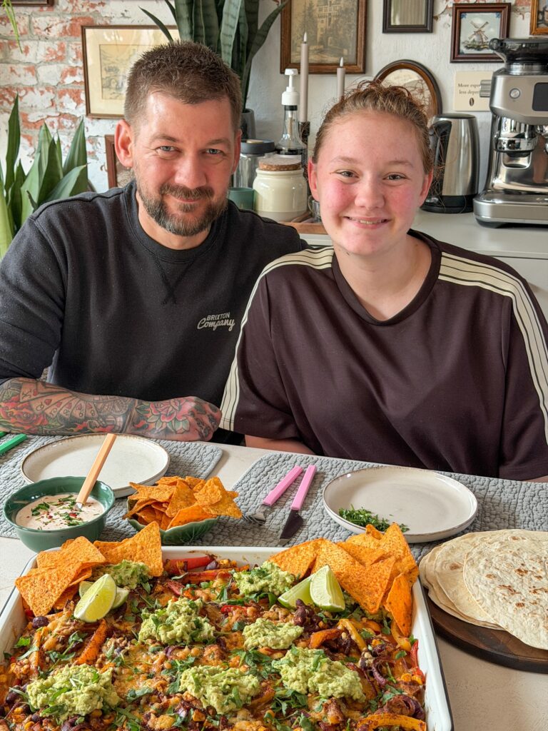 Jan Willem en Amaranthe aan tafel met zelfgemaakte fajita traybake