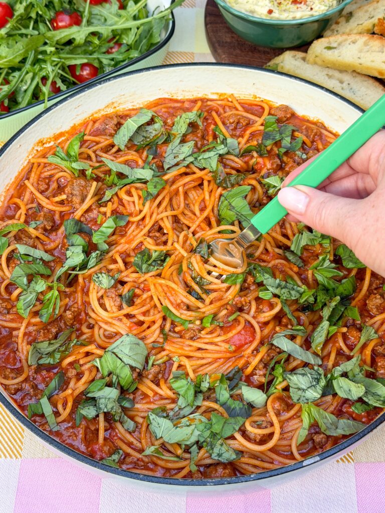 Eenpanspasta met gehakt tomatensaus eten