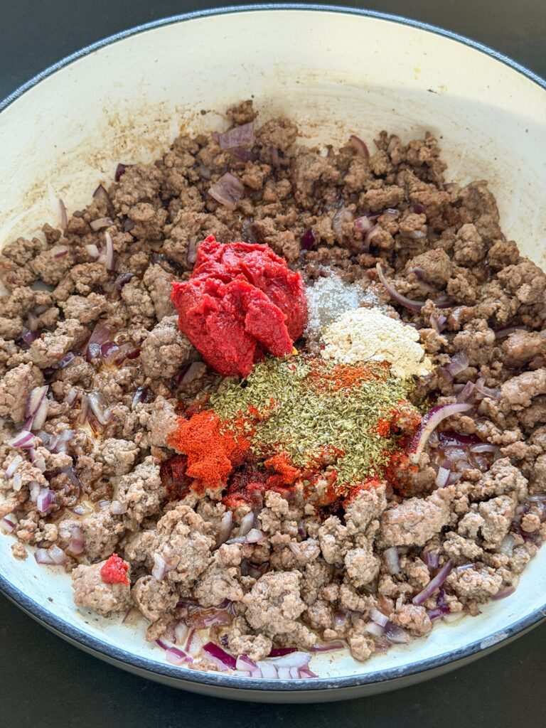 Eenpanspasta gehakt tomatensaus kruiden en tomatenpuree toevoegen