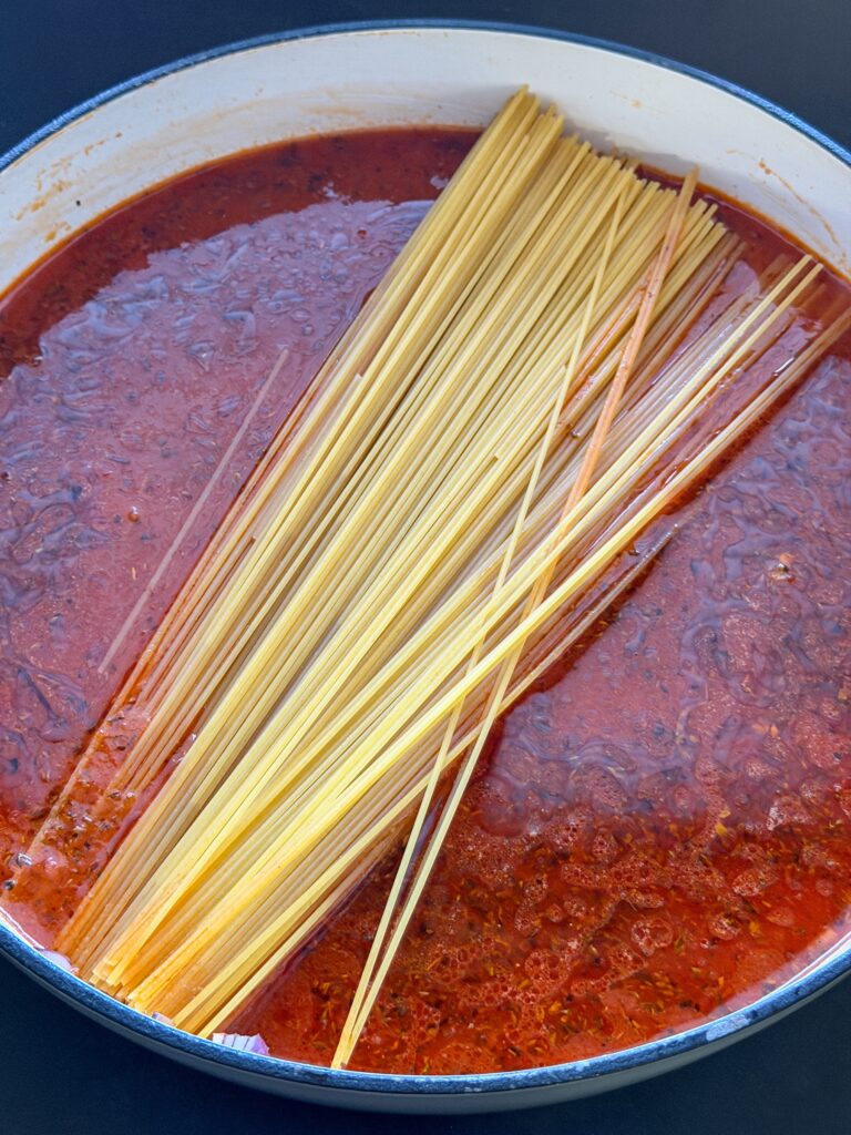 Eenpanspasta met gehakt en tomatensaus spaghetti koken