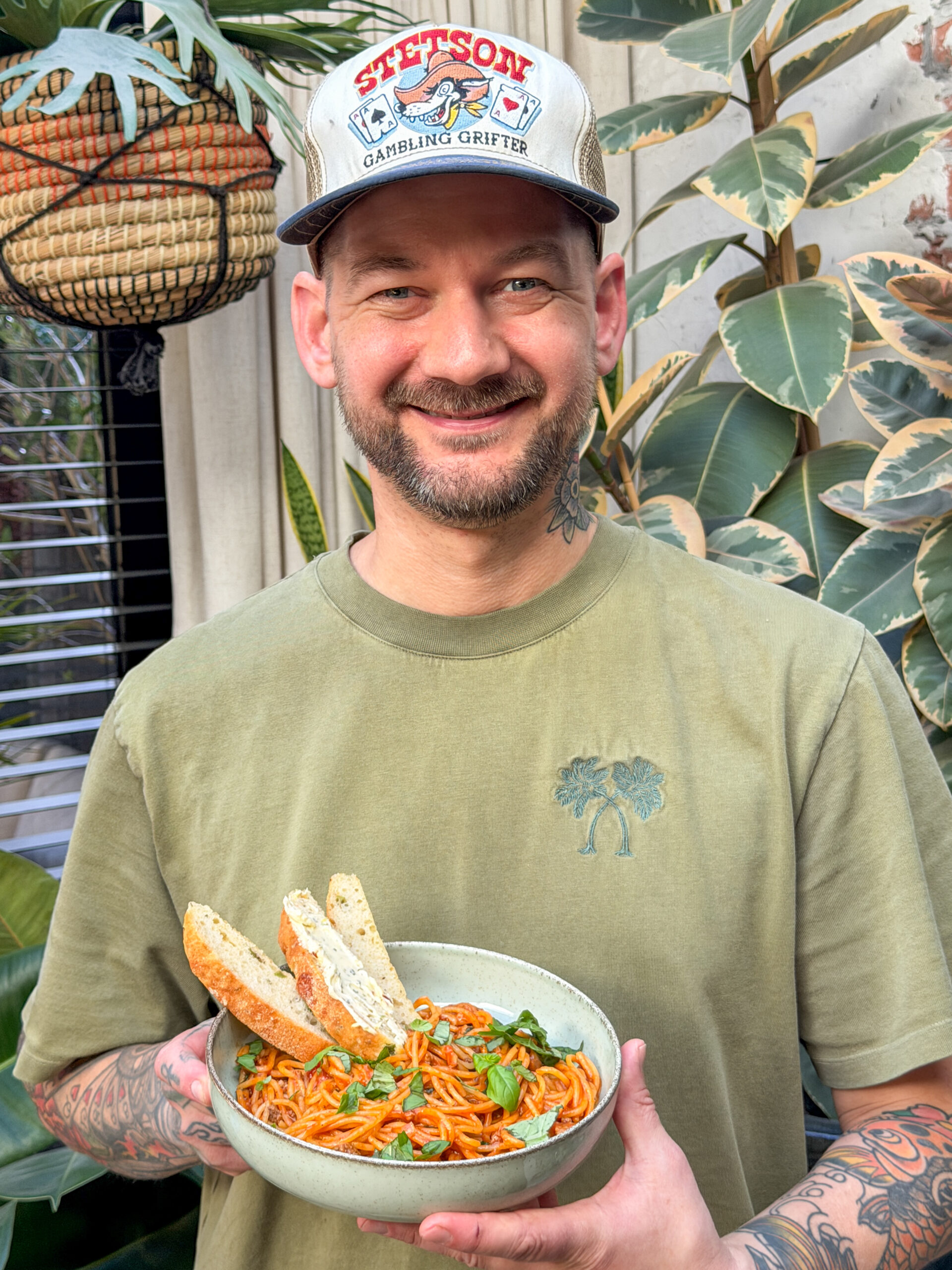 Jan Willem serveert eenpanspasta met spaghetti, gehakt en tomatensaus