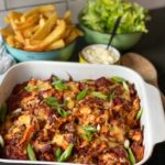 Hete kip ovenschotel in tomatensaus en gesmolten kaas