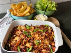 Hete kip ovenschotel in tomatensaus en gesmolten kaas