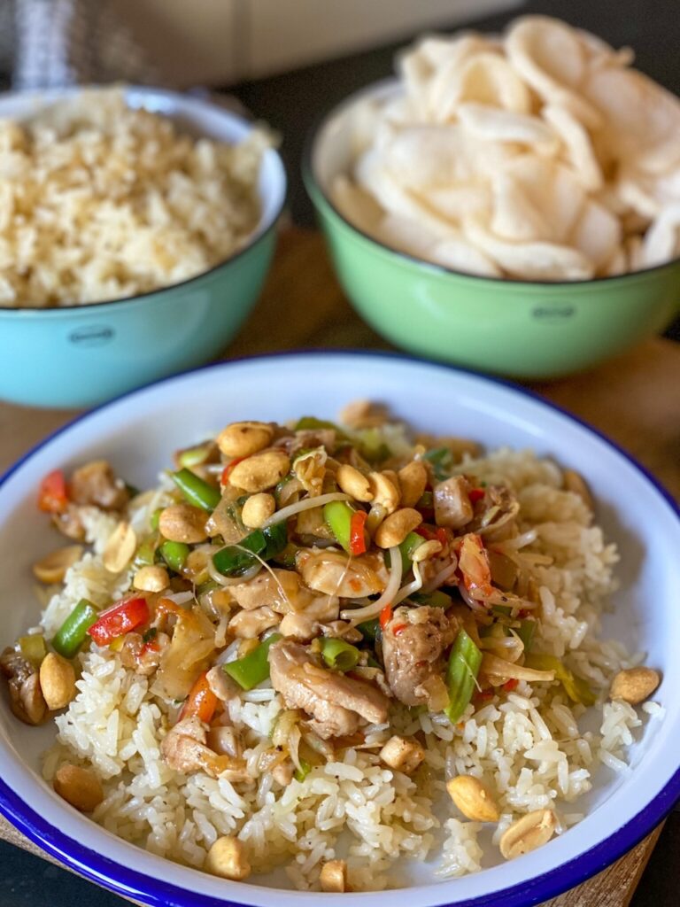 Chinese wok met kip, groenten en rijst - recept uit artikel tips voor wokken