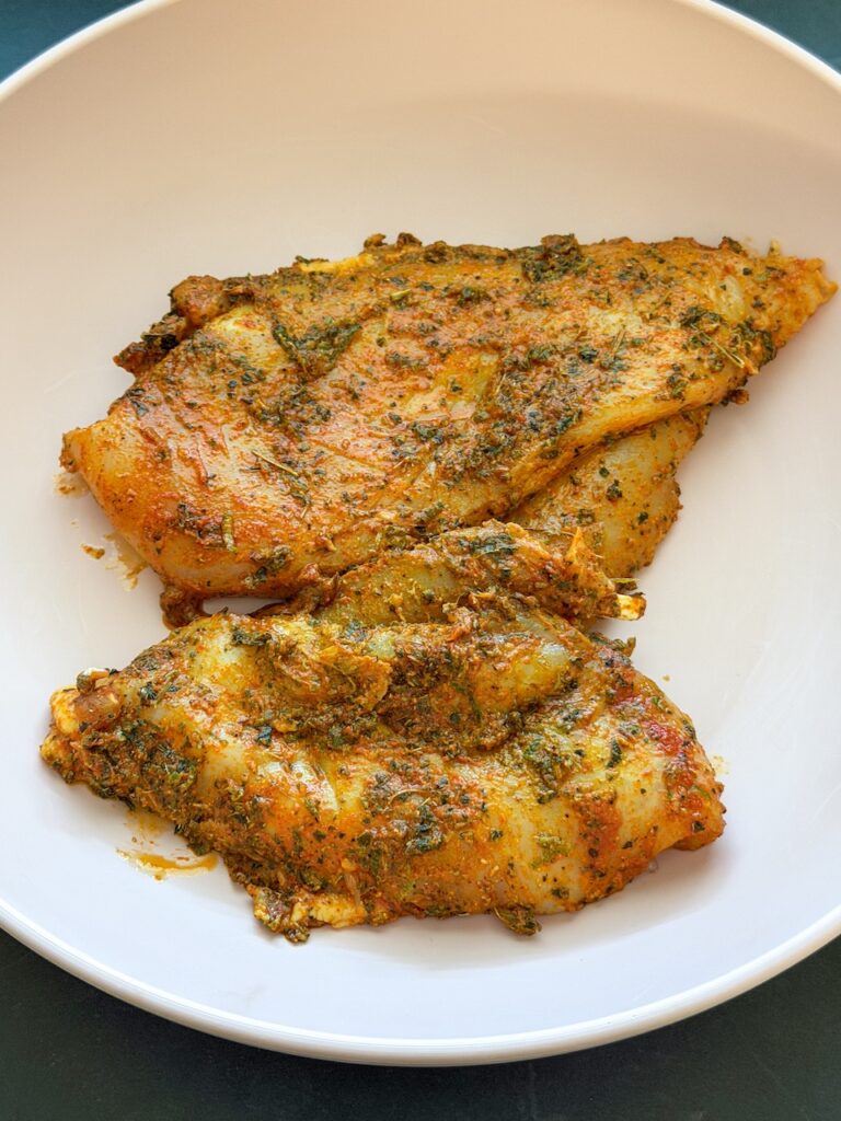 Kipfilets marineren met paprikapoeder, oregano, knoflook, kerrie en limoen voor kruidige salade