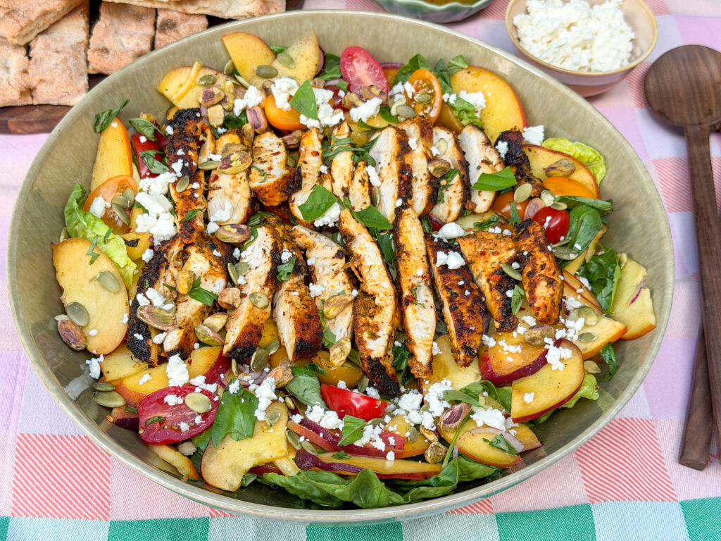 Salade met perzik en kruidige kip, een frisse maaltijdsalade voor warme zomerdagen
