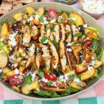 Salade met perzik en kruidige kip, een frisse maaltijdsalade voor warme zomerdagen