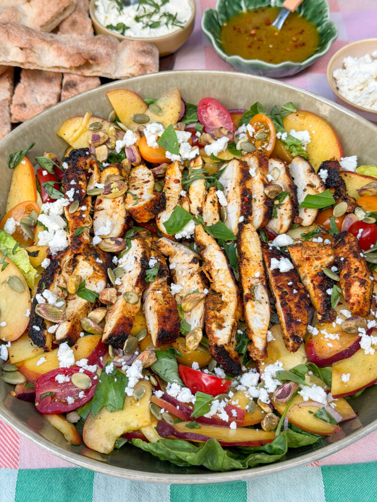 Salade met perzik en kruidige kip met verkruimelde feta
