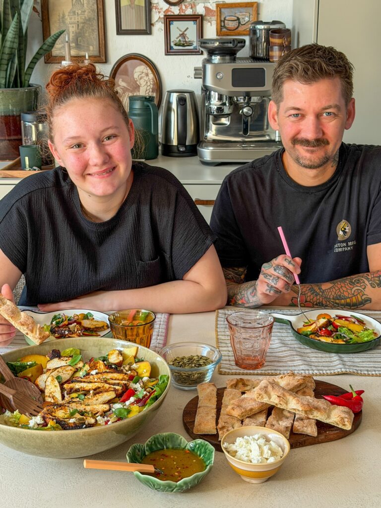 Jan-Willem en Amaranthe eten een salade aan de eettafel