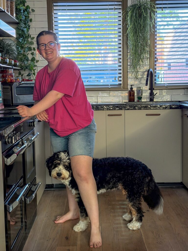 Beaudine kookt met Legend tussen haar benen