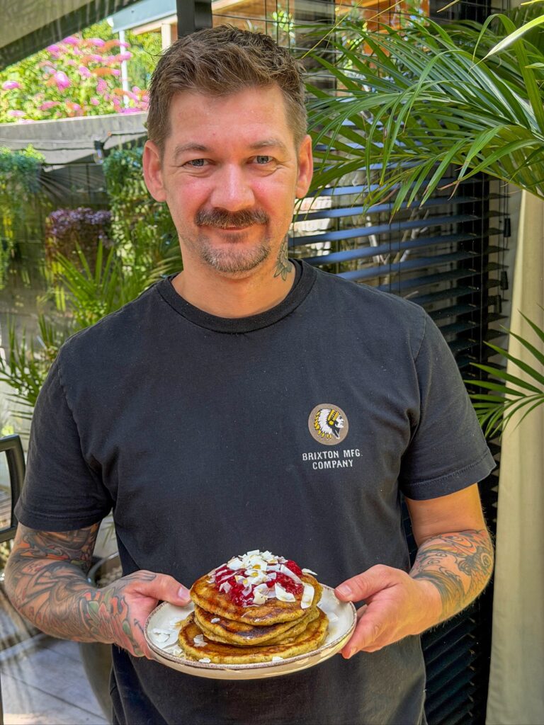 Jan Willem houdt een bord vast met pancakes