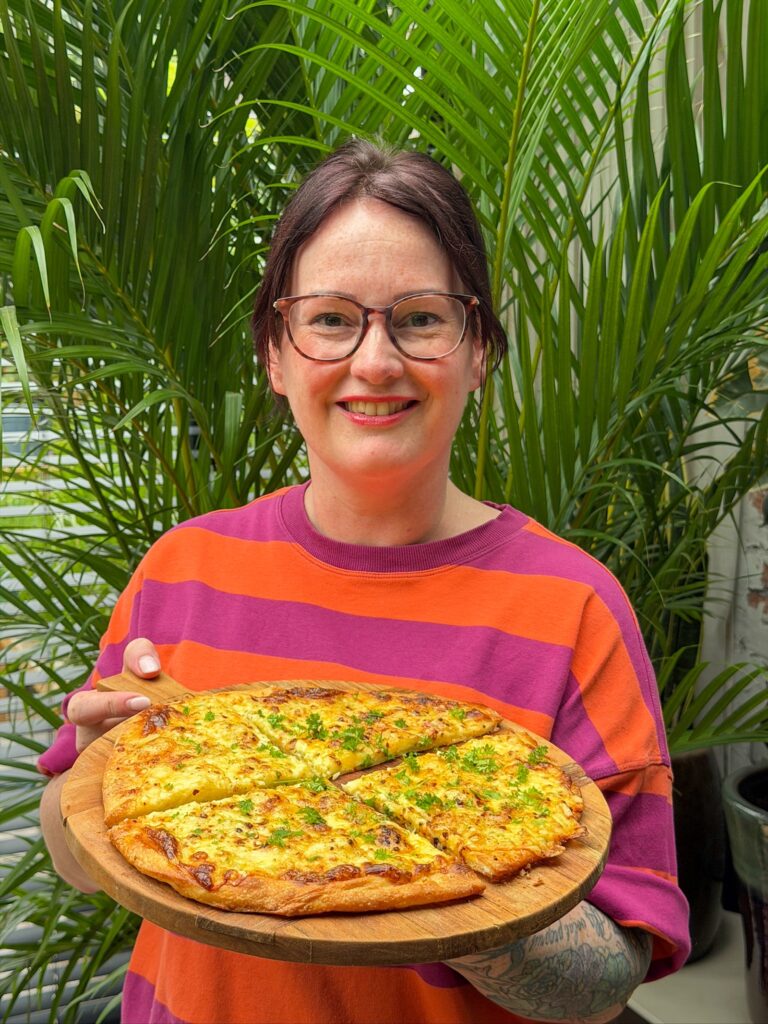 Marie Louise houdt pizza vast
