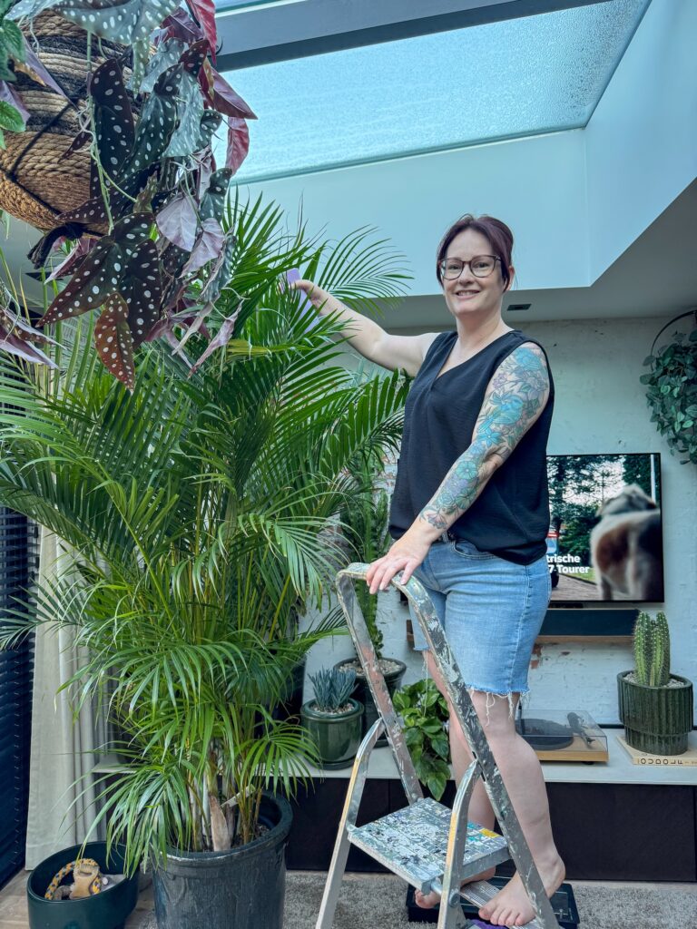Marie Louise sproeit de planten
