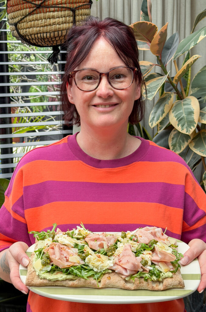 pinsa met mortadella en pesto recept uit weekmenu 25 van familie over de kook