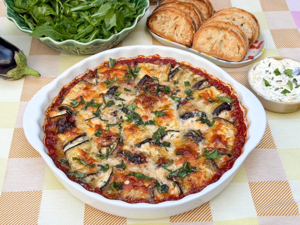 Aubergine rolletjes in tomatensaus met ricotta, mozzarella en Parmezaanse kaas uit de oven