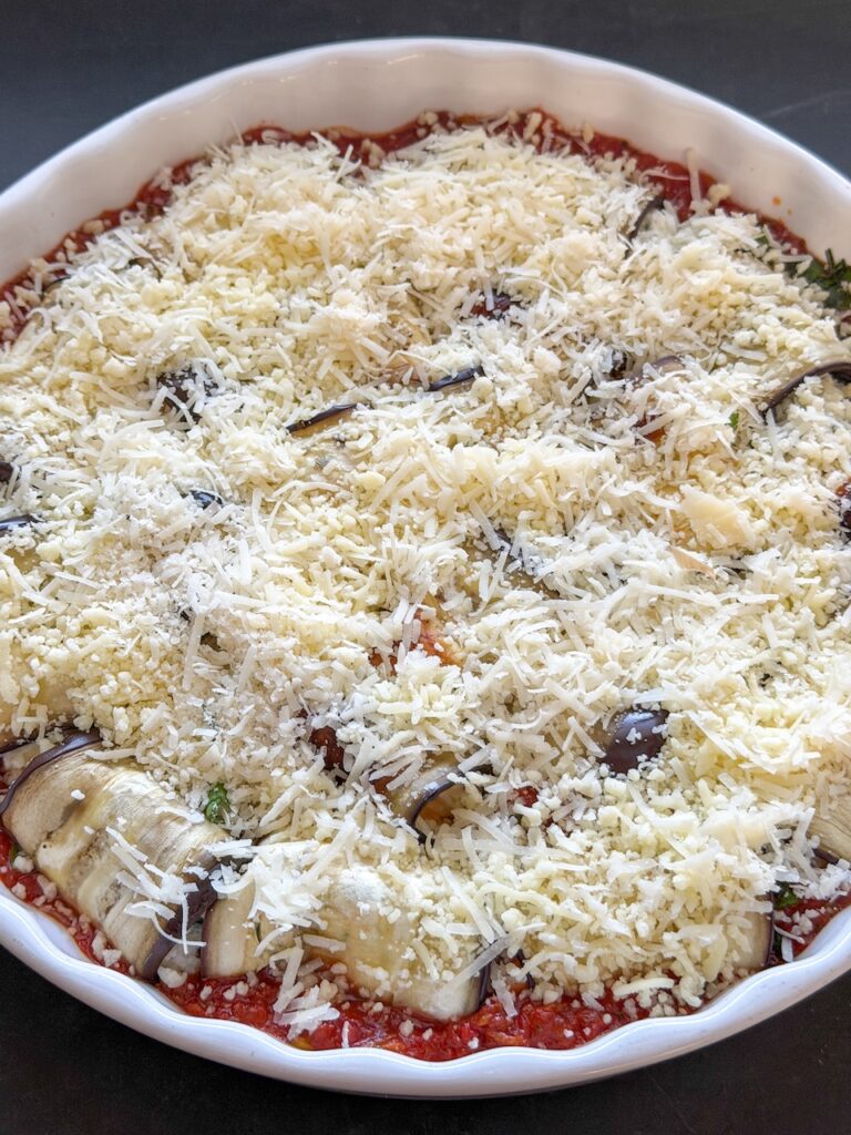 Gevulde aubergine rolletjes in tomatensaus met mozzarella en Parmezaanse kaas