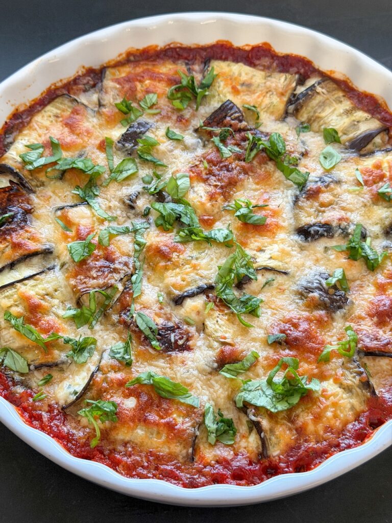 Italiaanse aubergine rolletjes in tomatensaus met een romige ricottavulling uit de oven
